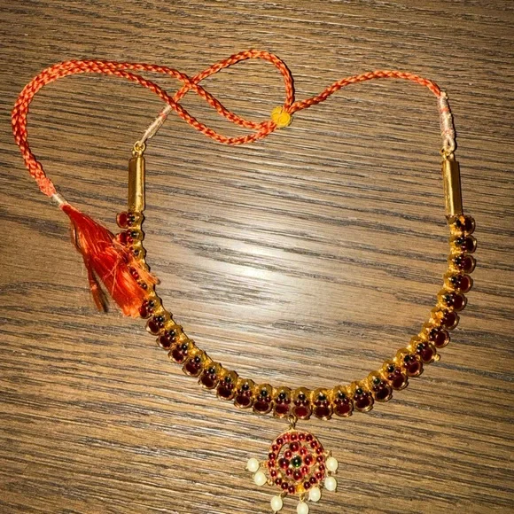 Elegant Gold and Red Beaded Necklace - Picture 2 of 2